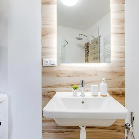 Modern, Bright And Spacious Apartment Prague Exterior photo