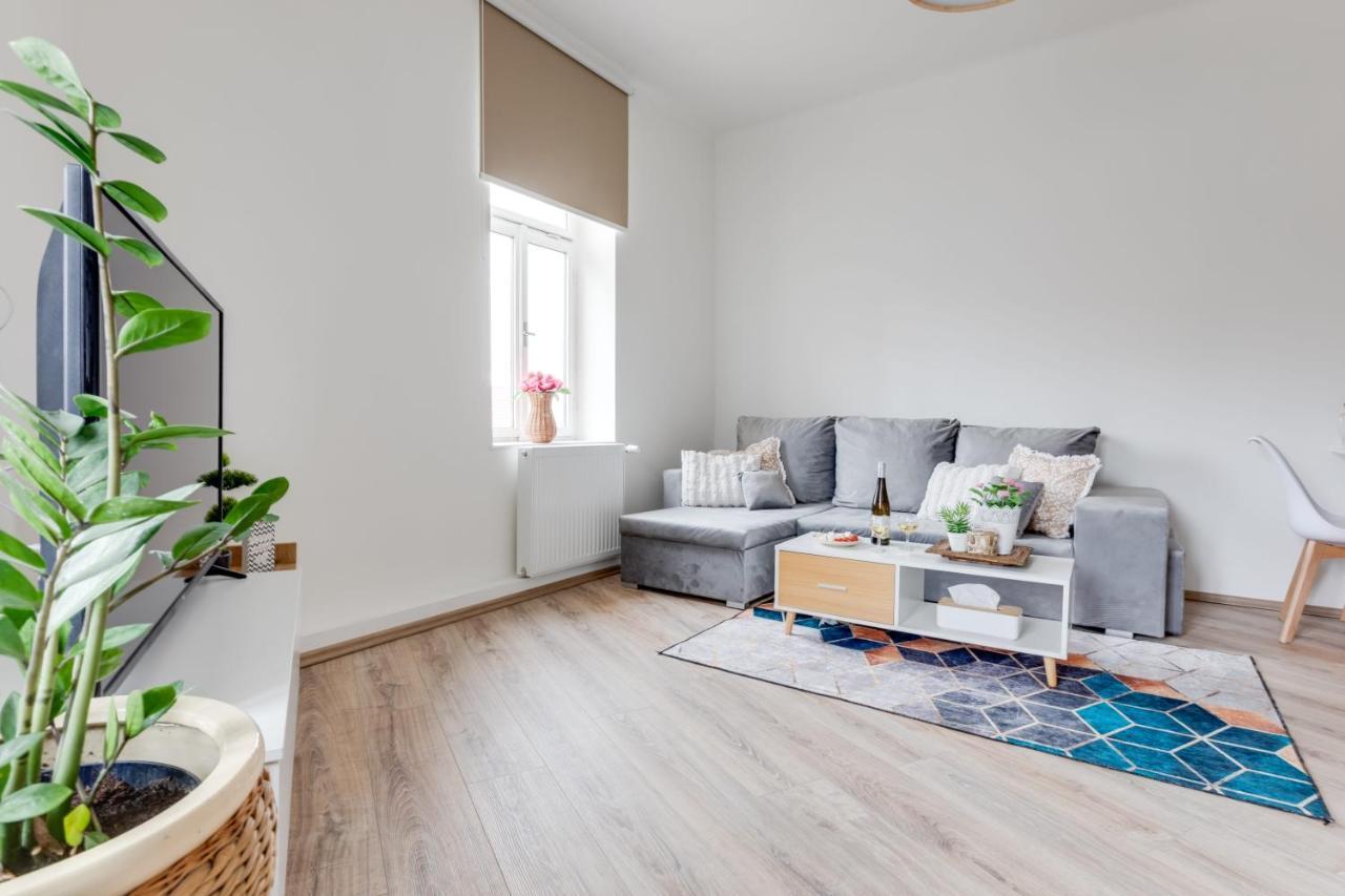 Modern, Bright And Spacious *