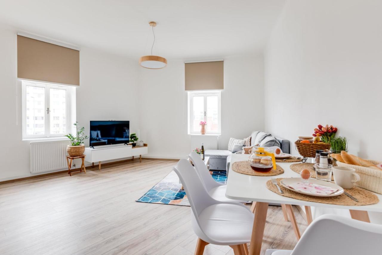 Modern, Bright And Spacious Apartmán